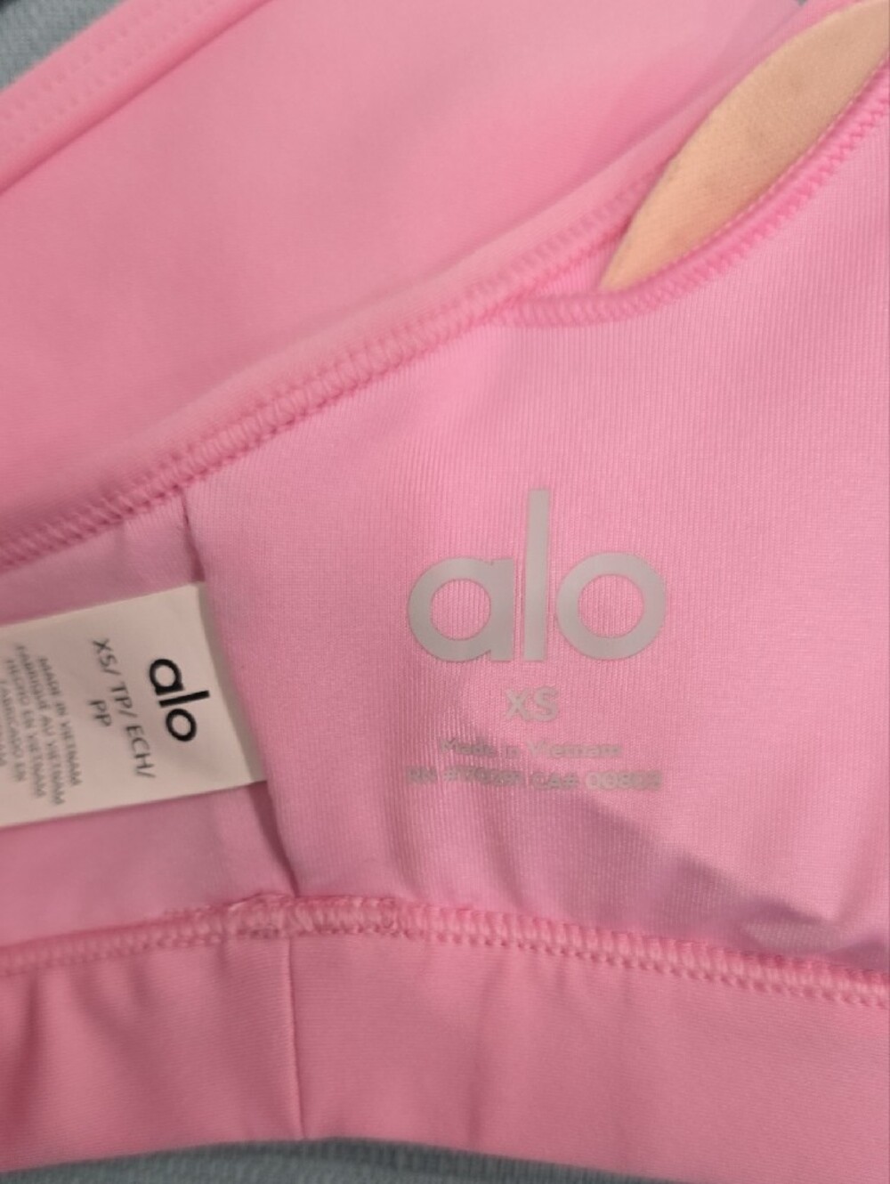 Alo Yoga Airlift Intrigue Bra - Candy Heart Pink - Picture 9 of 11